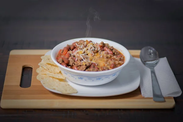 Miskę biały chili danie z fasoli wołowiny cukinia papryka słodka kukurydza pomidor cebula czosnek z chipsy tortilla. — Zdjęcie stockowe