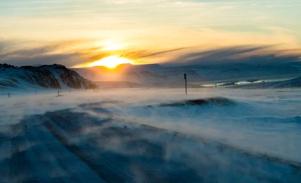 Silnice na Islandu s snášející se sníh — Stock fotografie