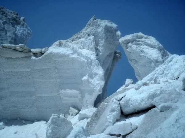 Tuz büyük dağlar gibi görünüyor