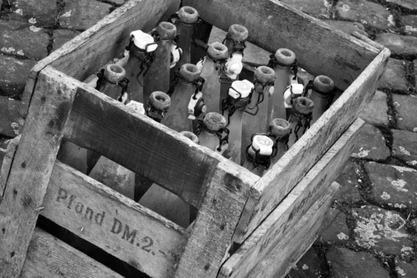 Eski şişe ve bir ahşap kutu