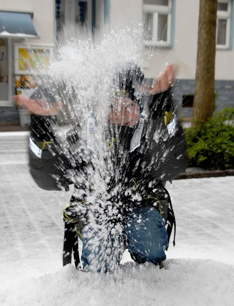 Hoarfrost dalları donmuş ağaçlar