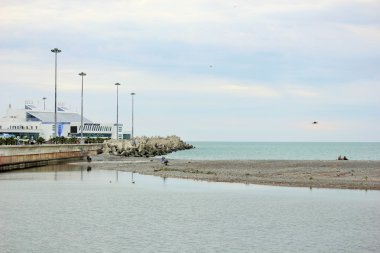        Deniz ve plaja bakan deniz istasyonu.