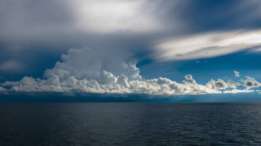 Hint Okyanusu: manzarası ve güzel bulutlar