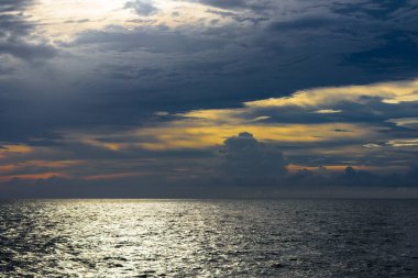 Hint Okyanusu: manzarası ve güzel bulutlar