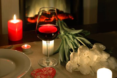 Şömine önünde tablosunun romantik Sevgililer günü yemek için hazır