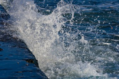 Deniz güneşli gün. Eski iskele deniz su sıçramalarına
