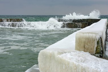 Kış deniz manzarası. Fırtınalı dalgalar, buz ve kar Karadeniz sahilinde sahilde. 02 Mart 2018. Odessa, Ukrayna