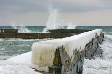 Kış deniz manzarası. Fırtınalı dalgalar, buz ve kar Karadeniz sahilinde sahilde. 02 Mart 2018. Odessa, Ukrayna
