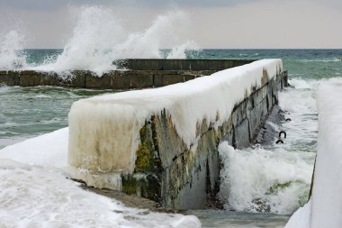 Kış deniz manzarası. Fırtınalı dalgalar, buz ve kar Karadeniz sahilinde sahilde. 02 Mart 2018. Odessa, Ukrayna