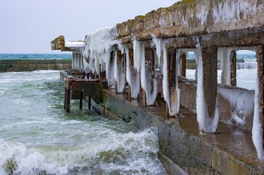 Kış deniz manzarası. Fırtınalı dalgalar, buz ve kar Karadeniz sahilinde sahilde. 02 Mart 2018. Odessa, Ukrayna