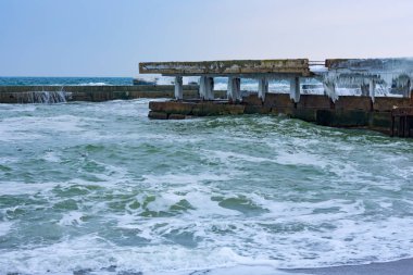 Kış deniz manzarası. Fırtınalı dalgalar, buz ve kar Karadeniz sahilinde sahilde. 02 Mart 2018. Odessa, Ukrayna