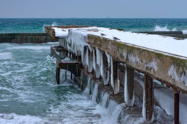 Kış deniz manzarası. Fırtınalı dalgalar, buz ve kar Karadeniz sahilinde sahilde. 02 Mart 2018. Odessa, Ukrayna