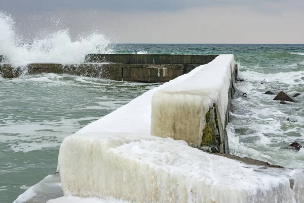 Seascape Zima Burzowymi Falami Lód Śnieg Plaży Wybrzeżu Morza Czarnego — Zdjęcie stockowe