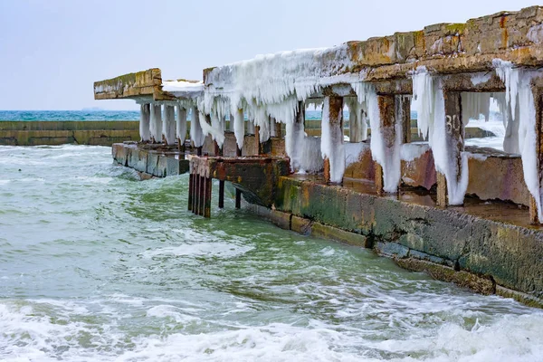 Kış deniz manzarası. Fırtınalı dalgalar, buz ve kar Karadeniz sahilinde sahilde. 02 Mart 2018. Odessa, Ukrayna