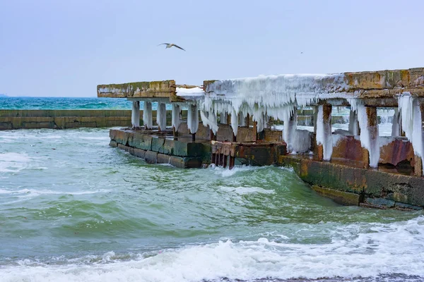 Kış deniz manzarası. Fırtınalı dalgalar, buz ve kar Karadeniz sahilinde sahilde. 02 Mart 2018. Odessa, Ukrayna