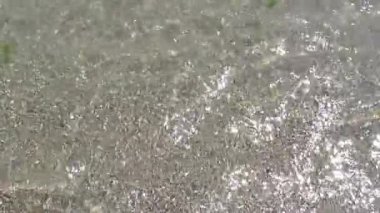 Gümüş parlayan su dalgalar deniz kıyısı - 21'lerin karşı yener
