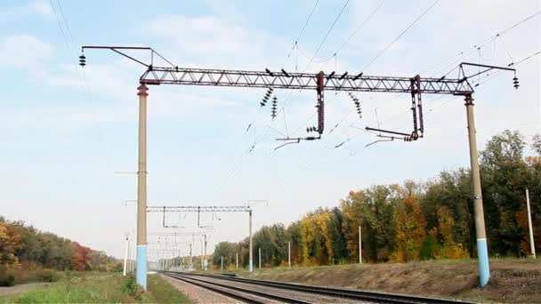 Лінії електропередач на залізниці — стокове відео