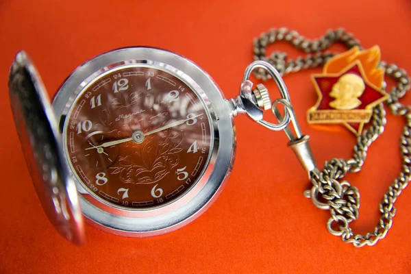 红色的时钟和苏联的标志 — 图库照片