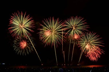 Patthaya Tayland sahilinde havai fişek gösterisi.