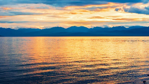 Lago de beleza Hovsgol à luz do pôr do sol — Fotografia de Stock