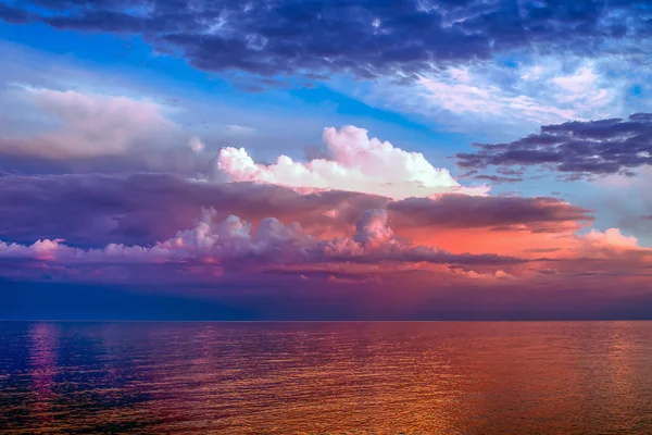 Барвисті хмари над великим озером — стокове фото