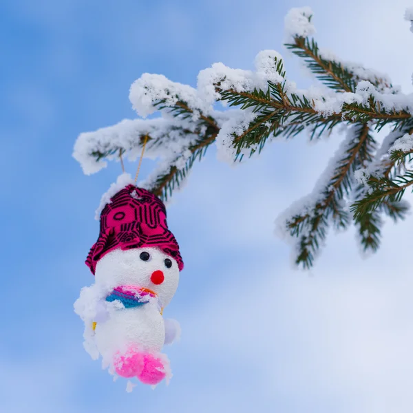 Muñeco de nieve de juguete en ramas de abeto —  Fotos de Stock