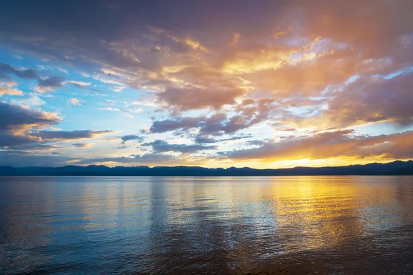 Pôr do sol sobre o grande lago — Fotografia de Stock