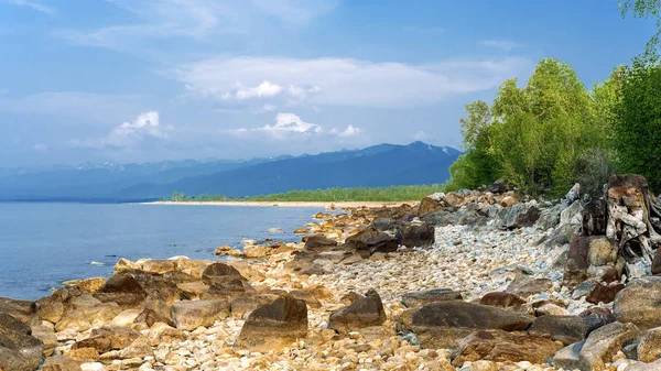 Lake Baikal shore and mountains of Khamar-Daban — Stock Photo, Image