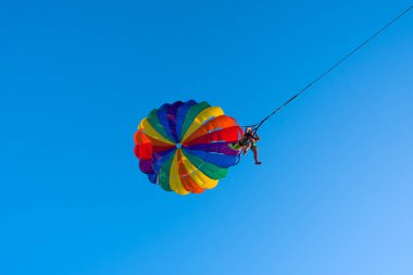 Gökyüzü arka plan uçakta paraşüt 