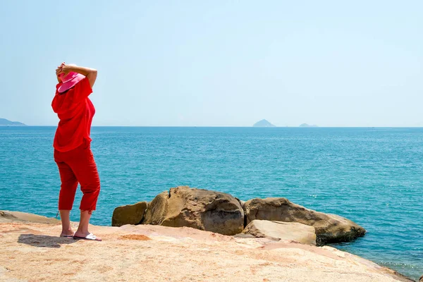 Mujer mirando al mar — Foto de Stock