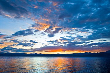 Göl üzerinde renkli dramatik günbatımı 