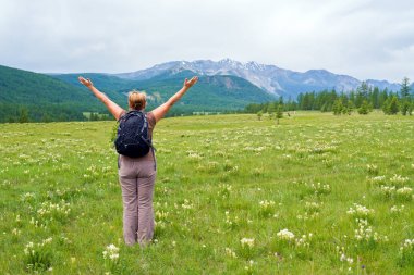 Kadın backpacker doğa görünümünü sahiptir 