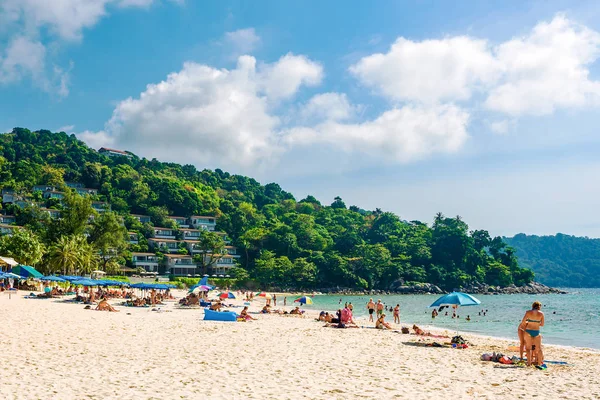 Turister på den Kata Noi-stranden - en av de bästa stränderna i Phuket, Thailand — Stockfoto