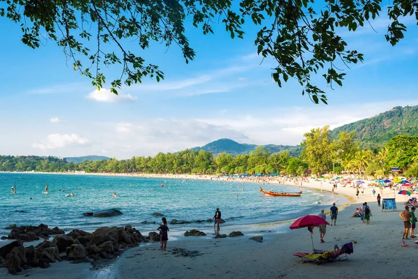 Turistas en la playa de Kata, Phuket, Tailandia — Foto de Stock