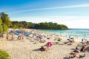 Kata beach - Phuket Adası'nın en iyi plajlarından üzerinde akşam turist 