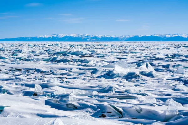 Gelo hummocks do lago congelado Baikal, Sibéria, Rússia — Fotografia de Stock