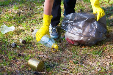 Kadın çöpü alır 