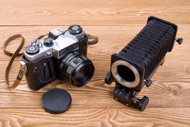 Eski Slr fotoğraf makinesi ve makro fotoğrafçılık için bir aygıt