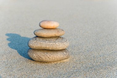 Cairn gri bir kum üzerinde 
