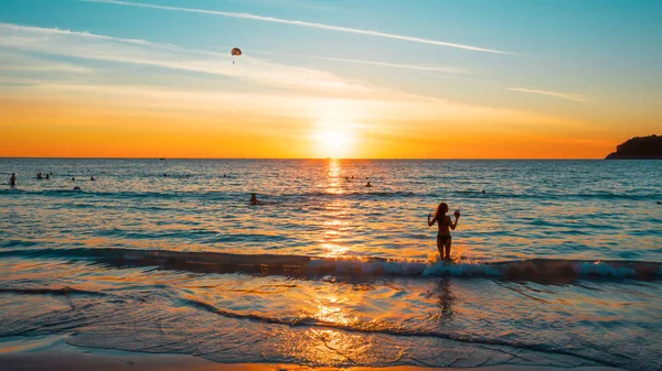 Puesta de sol en una playa tropical. La relación de aspecto de la imagen es 16: 9 — Foto de Stock