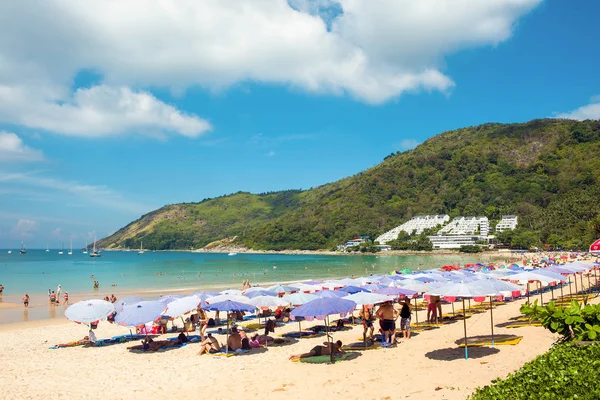Turistas en la playa de Nai Harn - una de las mejores playas de Phuket — Foto de Stock