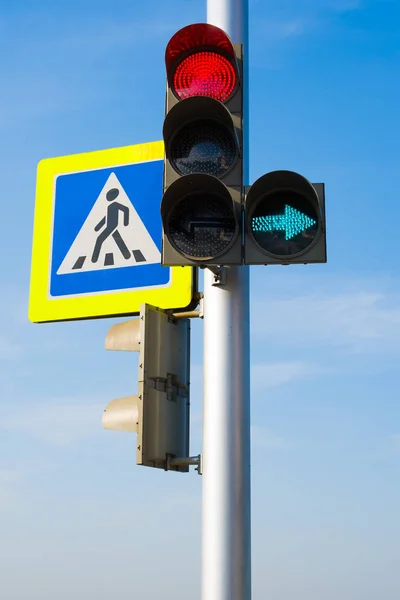 Traffic light and road sign — Stock Photo, Image