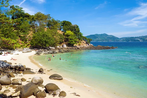 Turistas en Paradise Beach - una de las playas de la isla de Phuket — Foto de Stock