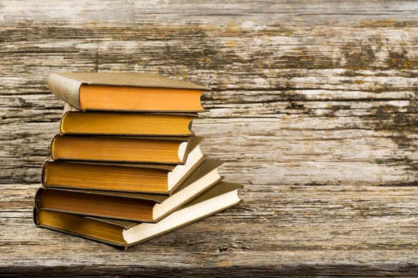 Bir yığın eski kitap.