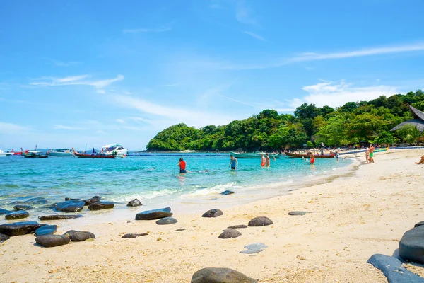 Playa de plátano en la isla de Coral (Ko He) en un día soleado —  Fotos de Stock