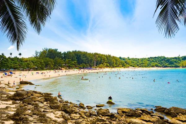 Turistas en la playa de Nai Harn - una de las mejores playas de Phuket — Foto de Stock