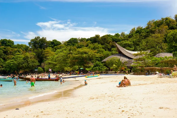 Playa de plátano en la isla de Coral (Ko He) en un día soleado. Phuket. . —  Fotos de Stock