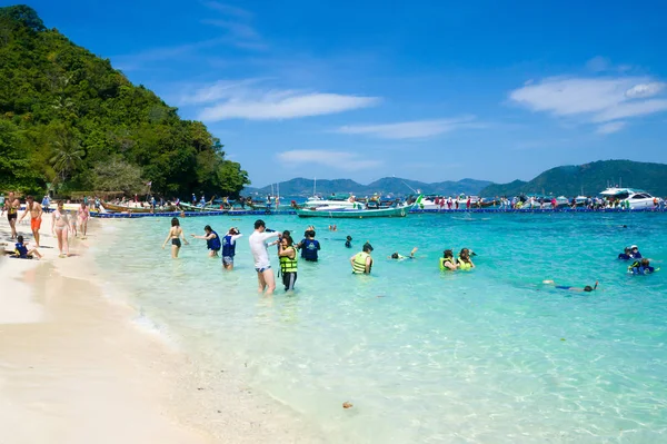 Los turistas se relajan y entrenan snorkeling en un día soleado —  Fotos de Stock