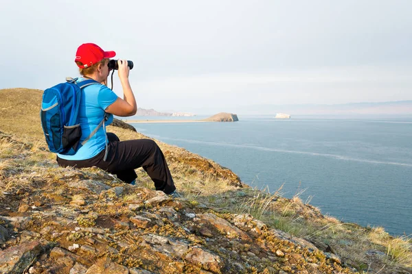 Backpacker kobieta patrzy na krajobraz — Zdjęcie stockowe