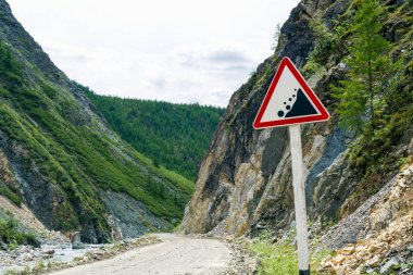 Heyelan yol işaret dağlarda 